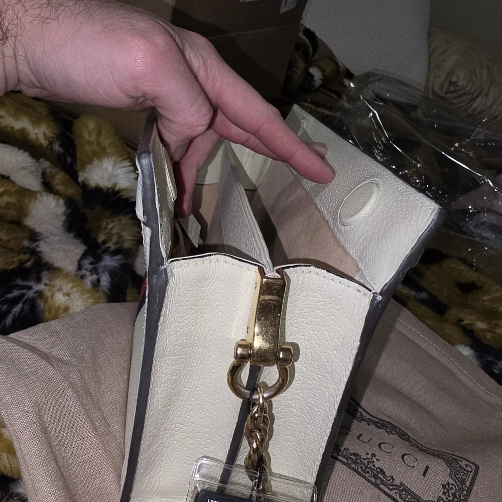 Gucci Womens White Leather Crossbody Bag with Signature Web Stripe - Picture 6 of 10